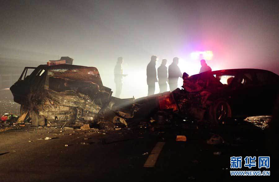 2013年1月9日，合肥，事故現(xiàn)場，兩輛受損車輛已經(jīng)全部變形