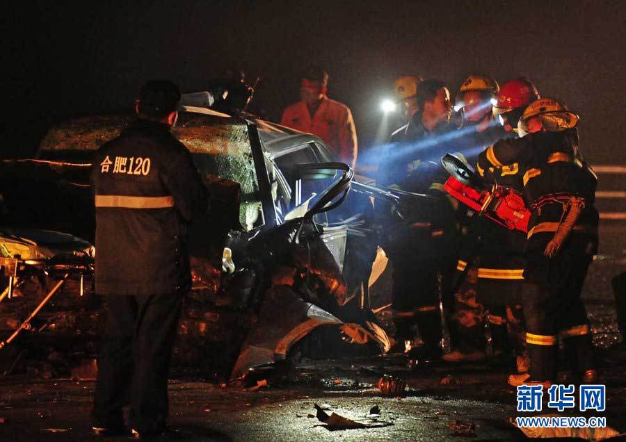 2013年1月9日，合肥，事故現(xiàn)場，兩輛受損車輛已經(jīng)全部變形