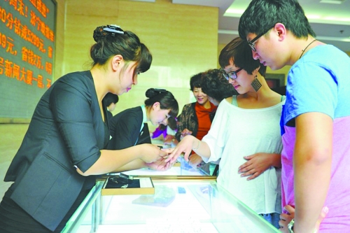 在北上廣等一線城市，鉆戒價(jià)格與國際接軌，價(jià)格不高，引發(fā)市民搶購潮。