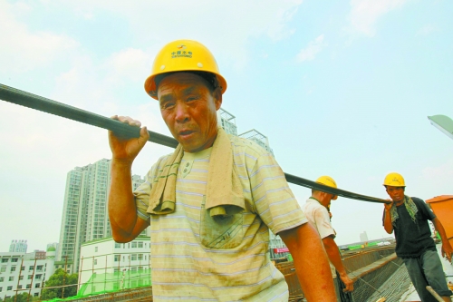 農民工工作辛苦，權益理應有保障。
