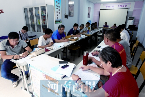 消費(fèi)者代表和旁聽人員走進(jìn)社區(qū)，聽取市民關(guān)于鄭州地鐵的意見和建議