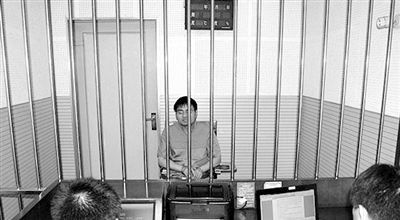 警方審訊犯罪嫌疑人“秦火火”。