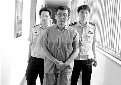 警方押解犯罪嫌疑人“立二拆四”。