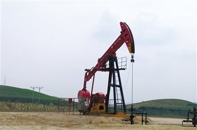長慶油田標準化井場，位于定邊縣新安邊鎮(zhèn)店子坪村黃土高原上。