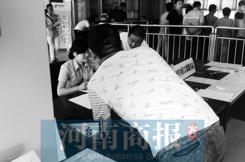 戴著耳機(jī)工作，挺“愜意”