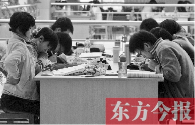 專家認(rèn)為，內(nèi)地高校對(duì)學(xué)生創(chuàng)造性、自主性的培養(yǎng)不及港校