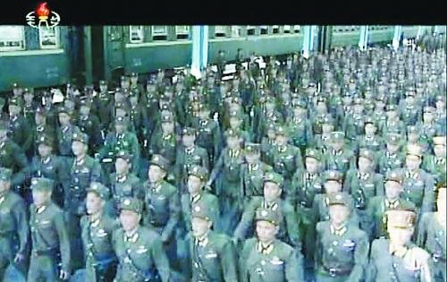 約2萬名朝鮮朝鮮人民軍基層軍官近日陸續(xù)抵達(dá)平壤，準(zhǔn)備出席軍方大會(huì)。