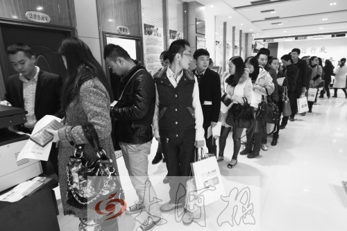 昨天,除復(fù)印材料處有新人排隊(duì)外,金水區(qū)民政局婚姻登記處大廳內(nèi)處未見新人排隊(duì)的火爆場(chǎng)景。