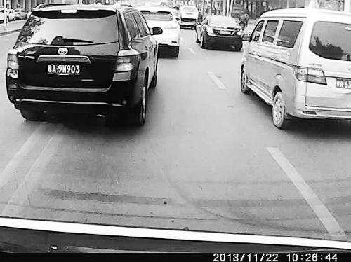 這輛黑色車輛不避讓執(zhí)行緊急任務(wù)的救護(hù)車，并壓著雙黃線變更車道。唐韜/圖