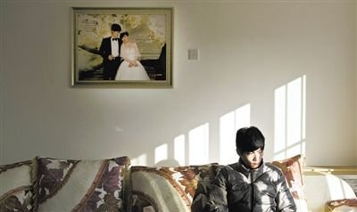 11月28日，青島膠南，丁海偉的婚房掛著與妻子的結(jié)婚照。如今妻子和未出世的孩子都已離世。新京報記者 周崗峰 攝