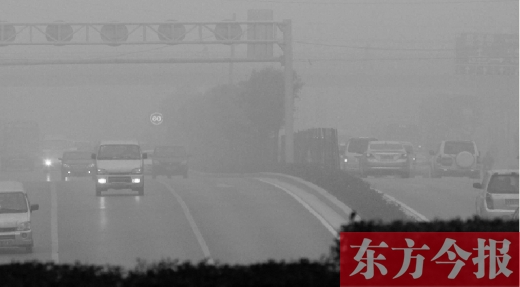昨天早上，鄭州氣象臺發(fā)布大霧紅色預警，鄭州空氣質量也再次迎來重度污染的預警