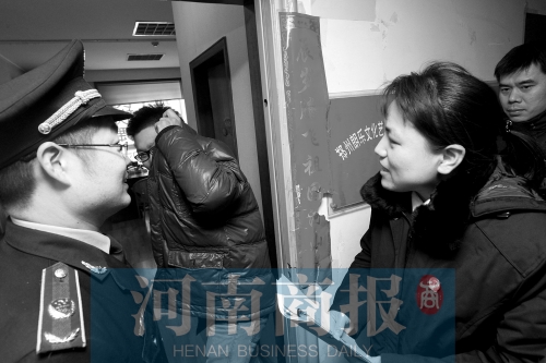 城管巡回法庭法官，到因違反城市管理的受罰當(dāng)事單位送傳票