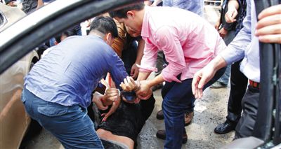 昨日，警方和市民們一起砸窗將肇事者控制。當(dāng)日，福州閩侯縣，一名男子駕駛小車在青口鎮(zhèn)奔馳大道附近撞人后逃逸，事故致7人死亡，12人受傷。圖/CFP
