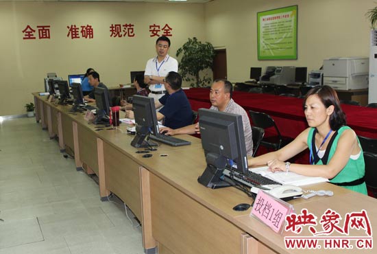 今年我省高招錄取工作正在平穩(wěn)正常開展，圖為投檔組工作人員。