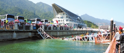 昨天上午10點(diǎn)左右，江西廬山西海風(fēng)景區(qū)司馬旅游碼頭發(fā)生橋面塌陷事故，造成18名游客擦傷或落水。景區(qū)表示，目前已對(duì)擦傷或落水游客進(jìn)行有效救治和妥善處置，并對(duì)游客損失的財(cái)物進(jìn)行登記。