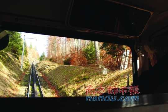 小火車一路向上，沖破云層，豁然開朗，乘客們的歡呼聲適時(shí)響起，一切漸入佳境。
