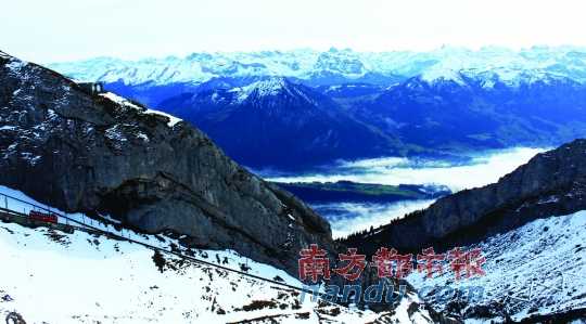  齒軌火車在皮拉圖斯山上穿行，如同紅色的龍?jiān)谏街杏芜? complete=