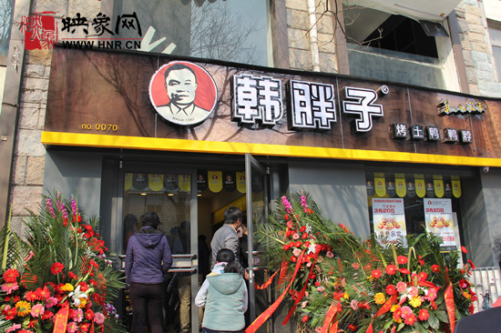　　“韓胖子”千只茶香雞茶香鴨捐贈環(huán)衛(wèi)工人、農(nóng)民工學(xué)子和鄭州市社會福利院。