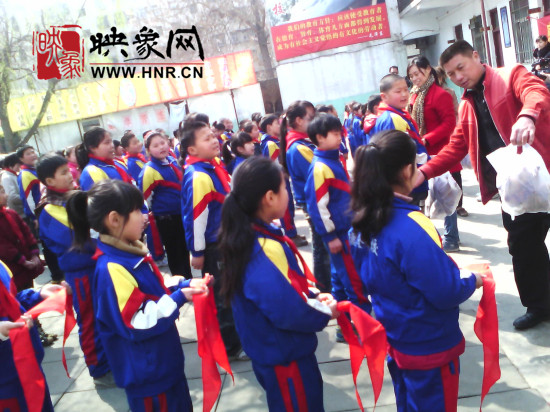 　　“韓胖子”千只茶香雞茶香鴨捐贈環(huán)衛(wèi)工人、農(nóng)民工學(xué)子和鄭州市社會福利院。