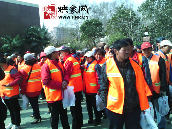 　　“韓胖子”千只茶香雞茶香鴨捐贈環(huán)衛(wèi)工人、農(nóng)民工學(xué)子和鄭州市社會福利院。