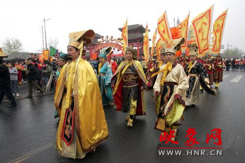 　　3月30日上午,開封市舉行2013中國(開封)清明文化節(jié)踏春巡游活動?！?　　