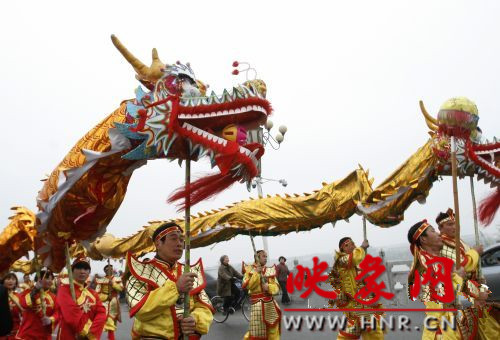 　　3月30日上午,開封市舉行2013中國(開封)清明文化節(jié)踏春巡游活動?！?　　