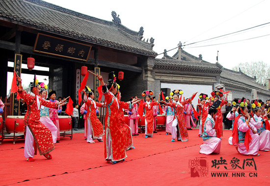 游客參觀清明小長假新推出的本土特色節(jié)目《鼓樂迎賓》。