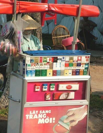 　煙攤，越南街頭隨處都是這樣的流動(dòng)小攤。