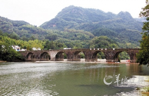 齊云山登封橋是登山的隘口,始建于明代,造型古樸典雅,蔚為壯觀。