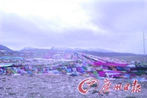 沿途遍地可見的五彩經(jīng)幡。