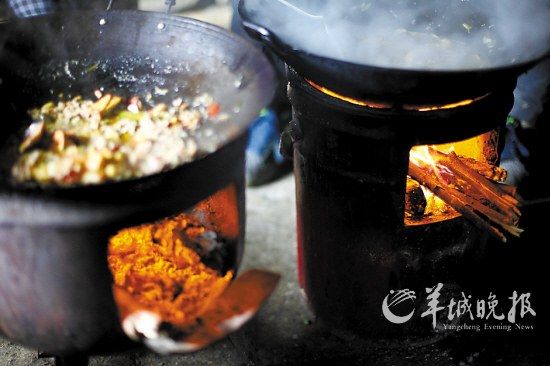 　　吃幾頓土家飯,喝幾杯土家酒,嘗幾塊土家肉。