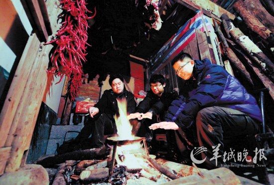　　在土家人吊腳樓小住的那個(gè)夜晚,讓我想起了外婆家。