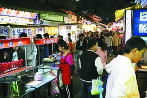 　　品味臺(tái)灣,又怎能錯(cuò)過(guò)那些親民夜市。