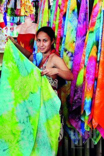 　　Pareo,這一幅幅有著漂亮圖案、色彩繽紛的布,是大溪地人最美的衣