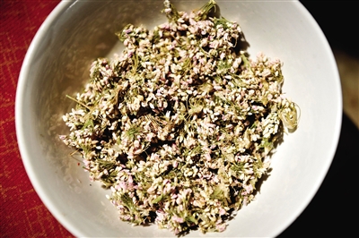 作為香料的扎蒙是一種陜北常見的細碎野花。