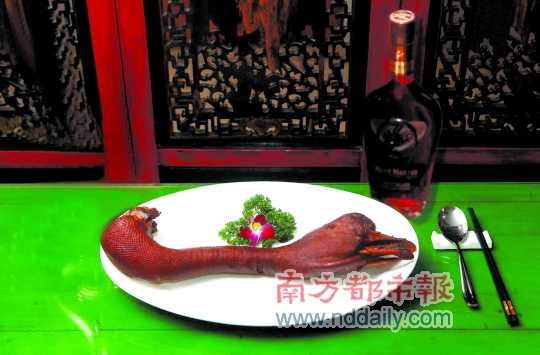 人頭馬誠印干邑白蘭地是高端宴席的佐餐佳釀，圖為鹵水老鵝頭