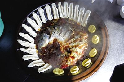 黃驊鍋灶魚，將海魚與面食相互搭配。農(nóng)業(yè)與漁業(yè)、土地與海洋，在這里構(gòu)成了微妙的平衡。