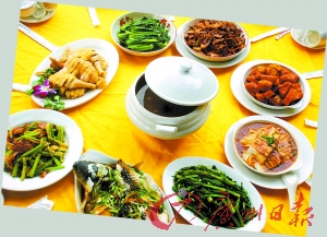 在封開品嘗各地美食,大飽口福。