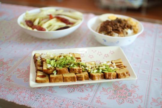 　　對(duì)于一碗鹵肉飯來(lái)說(shuō),完全不需要濃墨重彩的配其他煎炸食物,只需要搭上清爽的豆干、爽口的蘿卜即可。