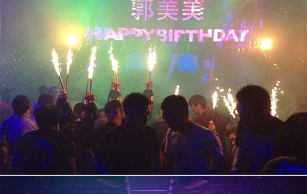 2013年6月16日下午，郭美美在網(wǎng)上曬出一組慶生照。通過(guò)照片可以看出，酒吧的巨大舞池中燃放焰火