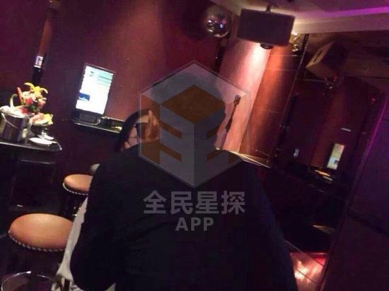 網(wǎng)絡(luò)曝光的田源激吻照，田源稱是角度問題
