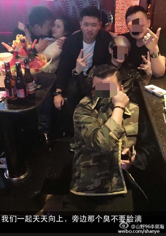 田源朋友辟謠稱左側(cè)抱著女子親吻的是田源的發(fā)小，女子的男友。