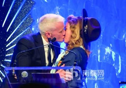 16日，麥當(dāng)娜在紐約舉行的第24屆同志媒體獎頒獎禮上，頒獎給美國CNN主播安德森-庫珀，獲對方獻吻