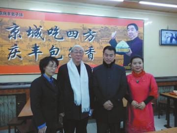 吳頌今（左二）、王樹才（左三）、談芳兵（右一）與店長合影。