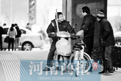 想讓農(nóng)民工安定下來(lái)，城市要給他們相應(yīng)的福利待遇，還有家的感覺(jué)