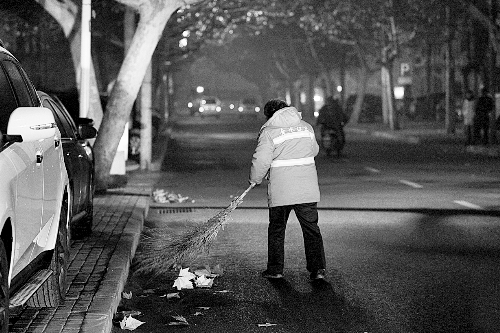 清晨六點，鄭州市經(jīng)七路，一名環(huán)衛(wèi)工開始了一天的工作。