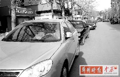 友愛(ài)路，路邊停了一排車(chē)，本來(lái)不寬的路就變得更窄了。