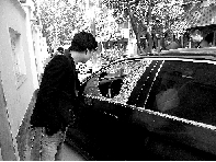有個人晃了一圈后，寶馬、現(xiàn)代、越野的車窗都“長”出大窟窿
