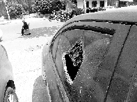 有個人晃了一圈后，寶馬、現(xiàn)代、越野的車窗都“長”出大窟窿