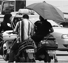 昨日，鄭州市鄭州花園路與農(nóng)業(yè)路交叉口，電動(dòng)車(chē)裝傘埋下安全隱患